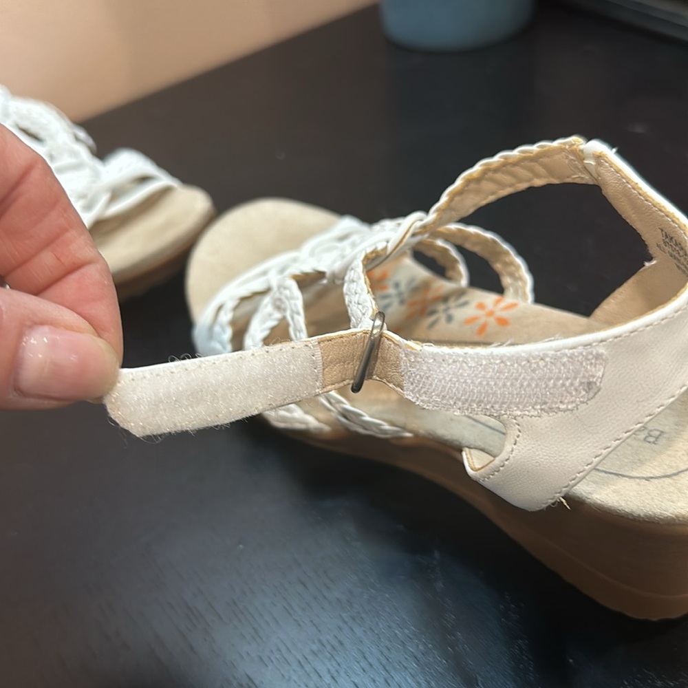 EUC LIKE NEW Baretraps white braided wedge sandals sz 6.5 toe 3/4” heel 2” wedge - Picture 7 of 7